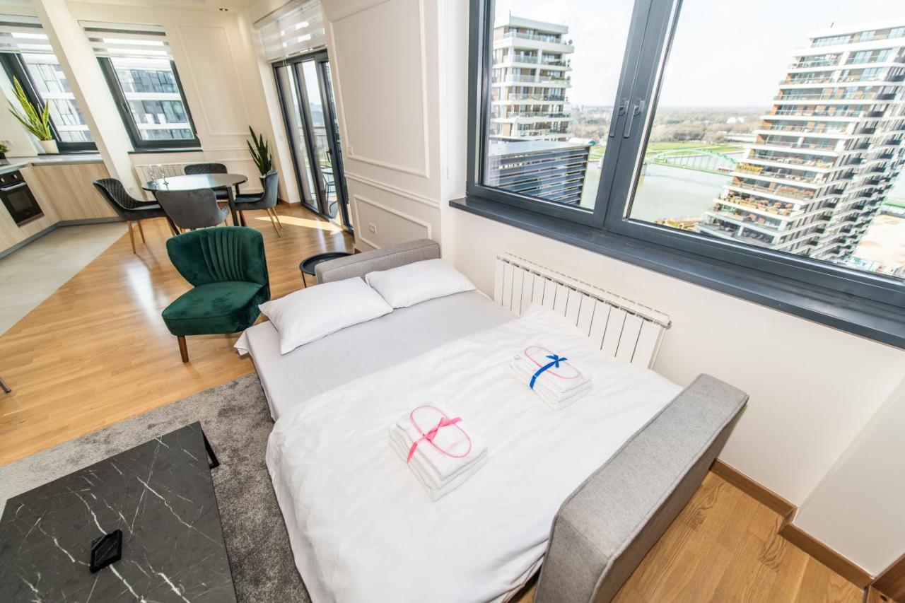 Luxury In Waterfront With Views Apartment